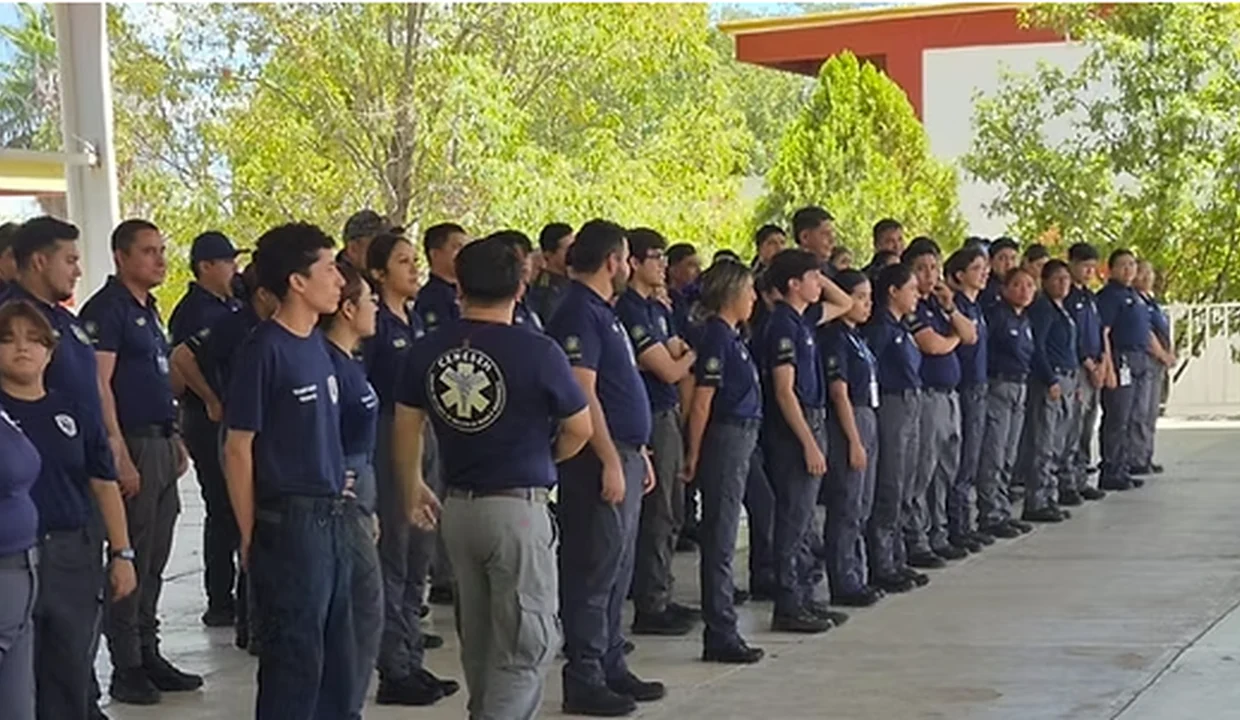 Grupo de estudiantes en actividad académica CENESEM